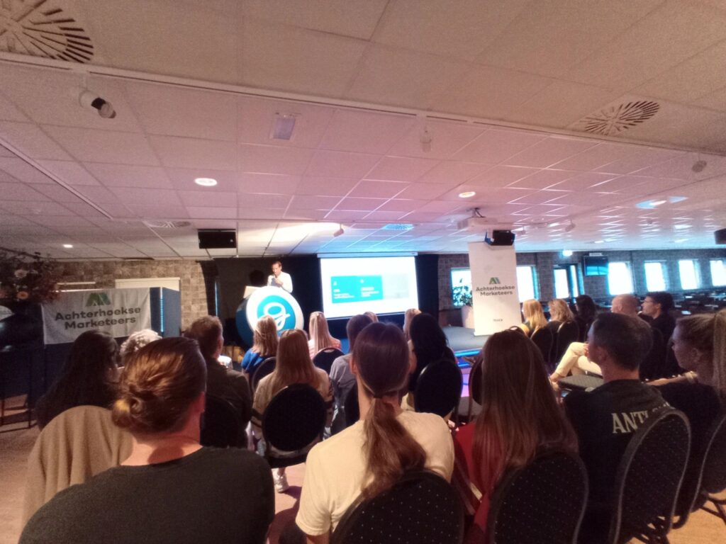 De zaal in Stadion De Vijverberg tijdens het event van 16 september 2026