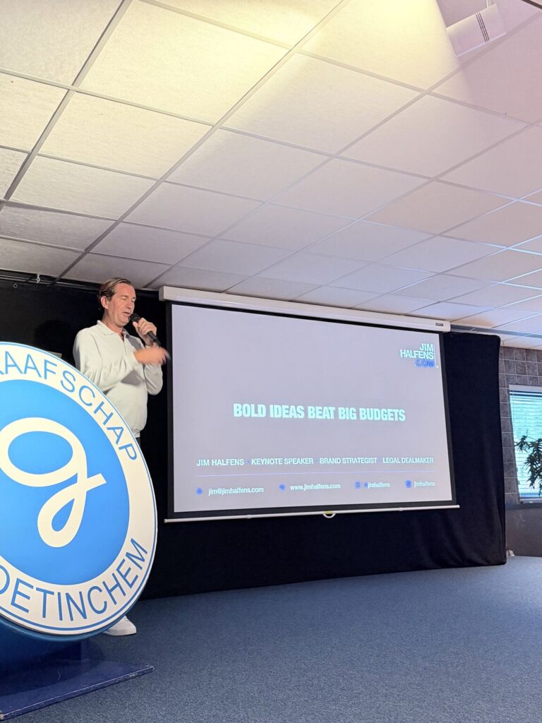 Jim Halfens op het podium tijdens het event van Achterhoekse Marketeers