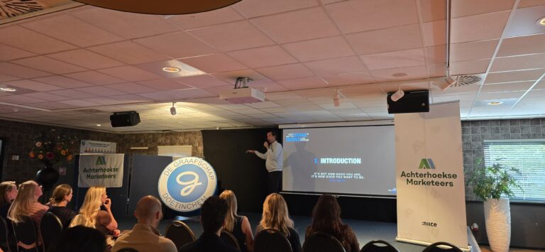 Deelnemers luisteren naar de presentatie in Stadion De Vijverberg