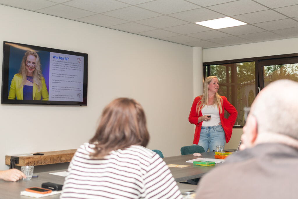 Sfeerfoto 8 van 12 van het event Maak impact met jezelf in de hoofdrol met Chantal van Koesveld en Leonie Reijers, Achterhoekse Marketeers, 16 oktober 2026